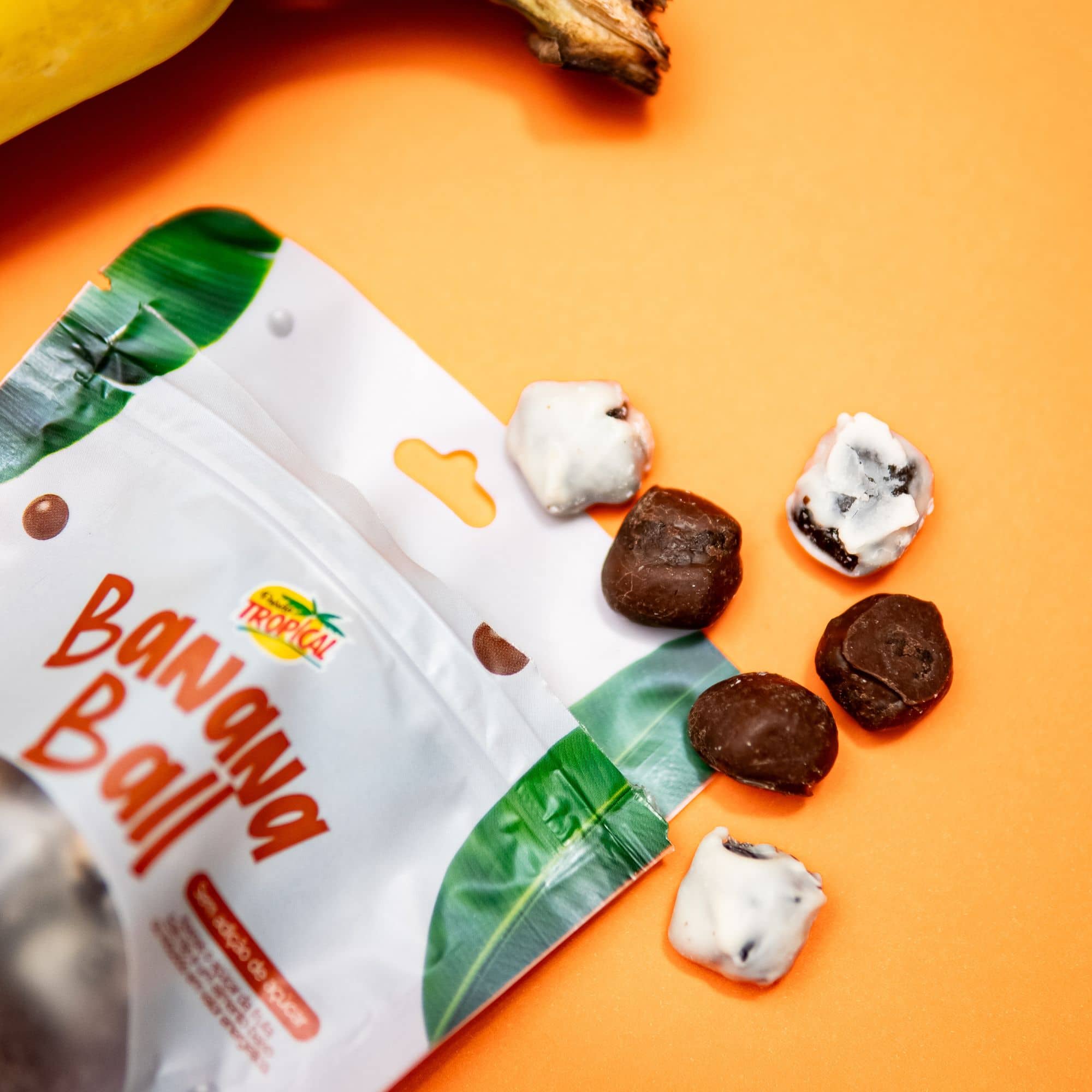 Banana Ball Duo coberta com Chocolate Branco e Meio Amargo 150G