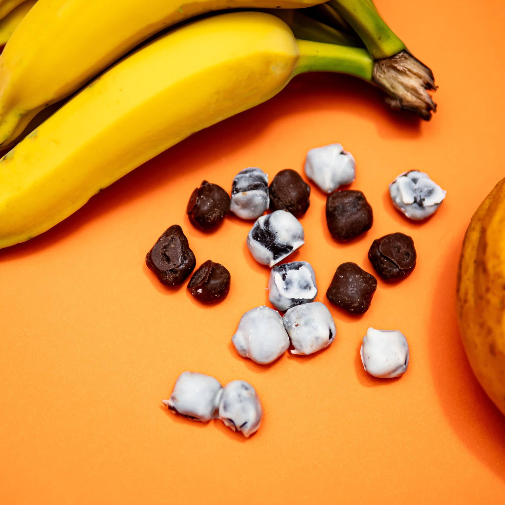 Banana Ball Duo coberta com Chocolate Branco e Meio Amargo 150G