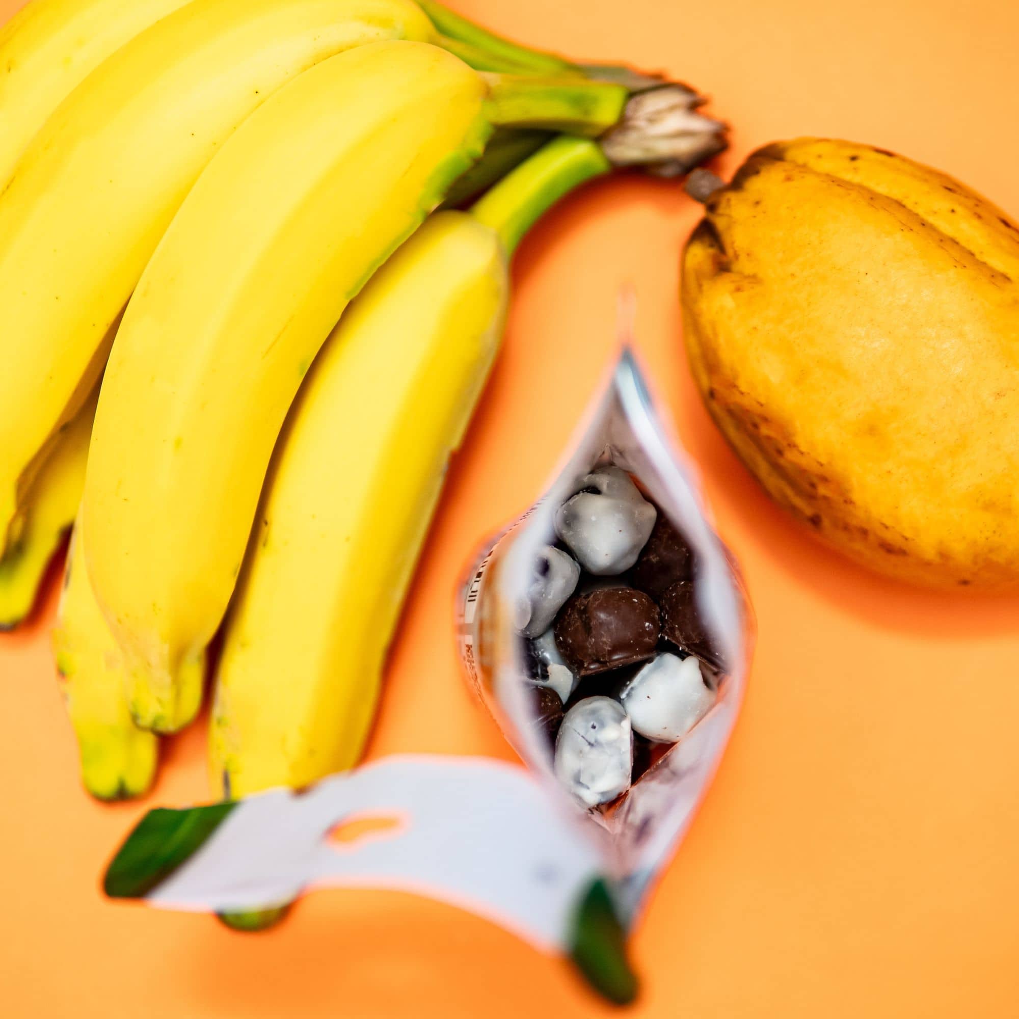 Banana Ball Duo coberta com Chocolate Branco e Meio Amargo 150G
